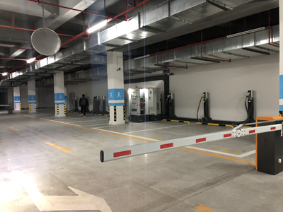 加快充电桩建设 为绿色出行“加油”